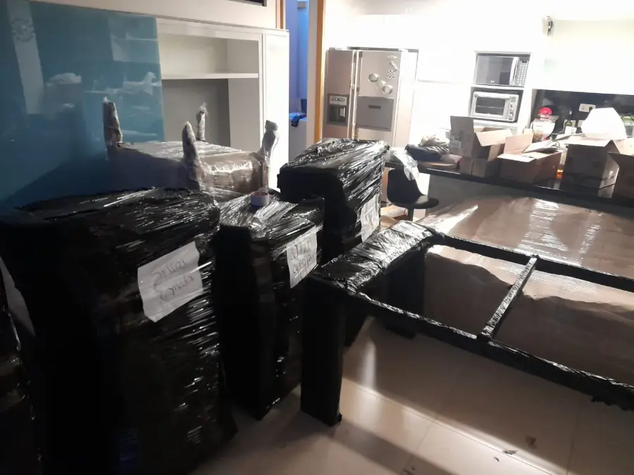 Enseres protegidos con papel corrugado antes de cargar