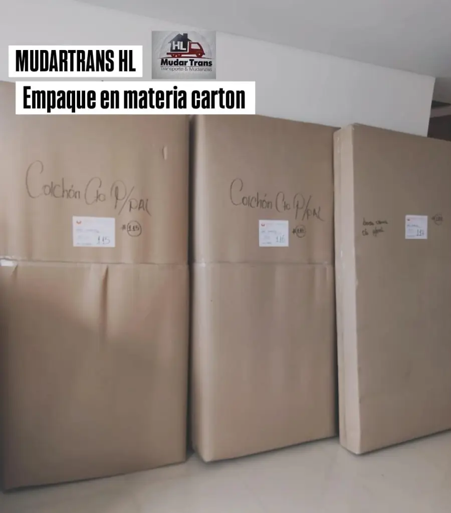 Silla envuelta en manta y vinipel, lista para el traslado